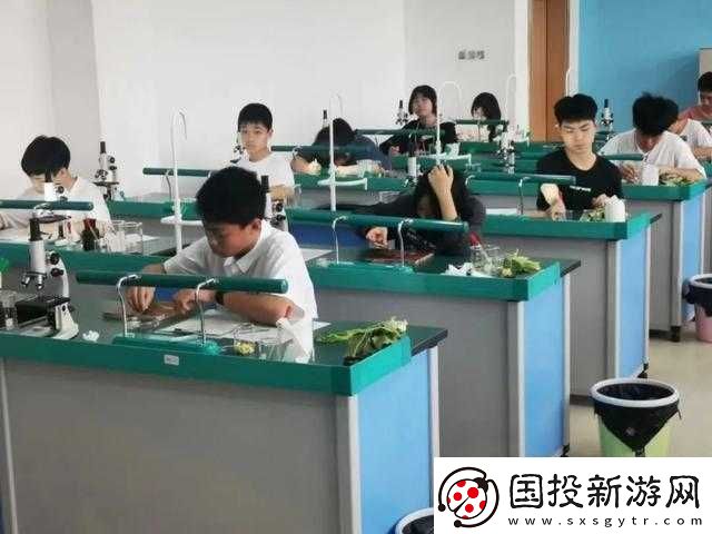 生物老师让班长当教学器材