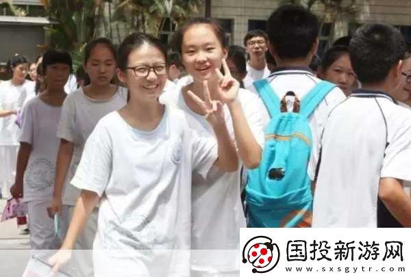 两个妈妈陪孩子高考怀孕