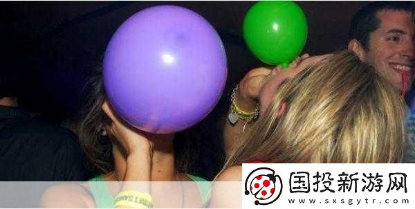女子绝活吸烟开啤酒吹气球