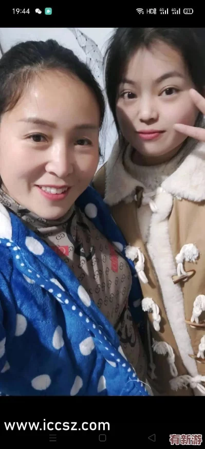 白丝美女被娇喘流出白色