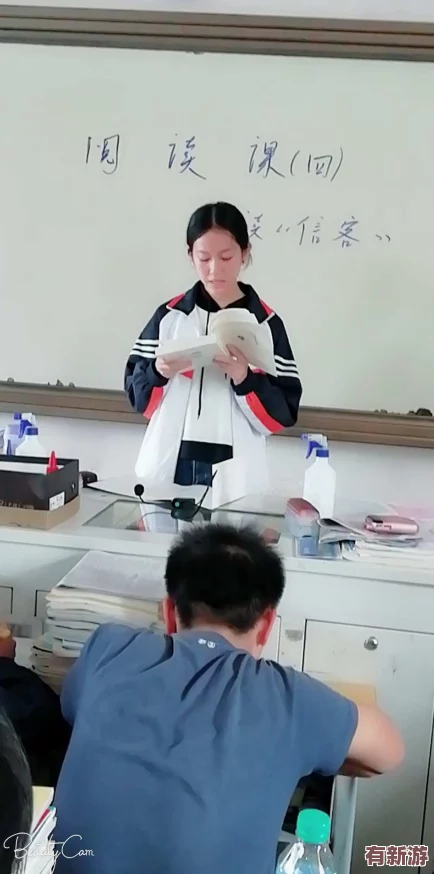 数学课代表穿着蕾丝带锻炼衣的温柔与权威合一