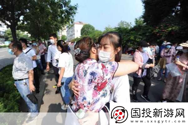 两个妈妈陪孩子高考怀孕