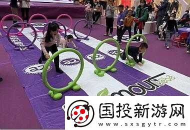 宝宝把腿抬起来靠墙上