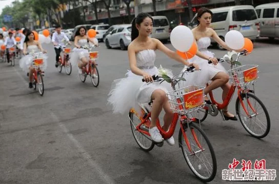 一前一后三个人一起骑自行车