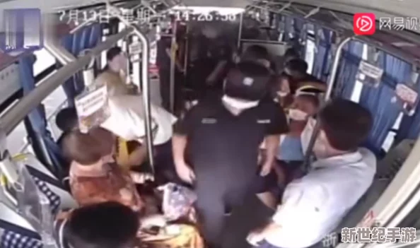 公交车上隔着内裤进入