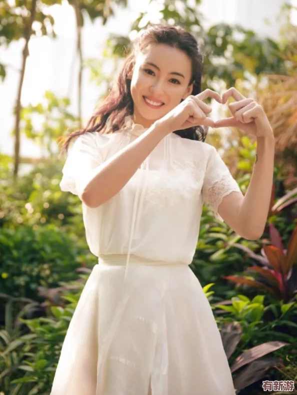 李丽莎对着镜子喷水