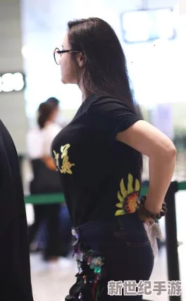胡秀英撅起丰满的大屁股