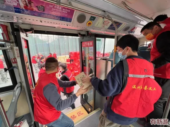 男Ji大巴进入女人的视频引发热议