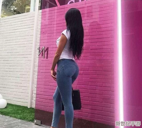 胡秀英撅起丰满的大屁股