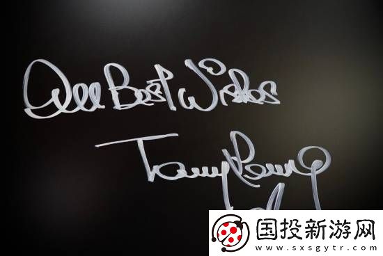 梦幻会面！梁朝伟造访小岛秀夫公司