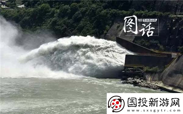 抱着边走边撞水流了一地的体验