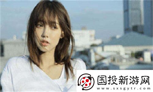 几个装修工人把我压在茶几