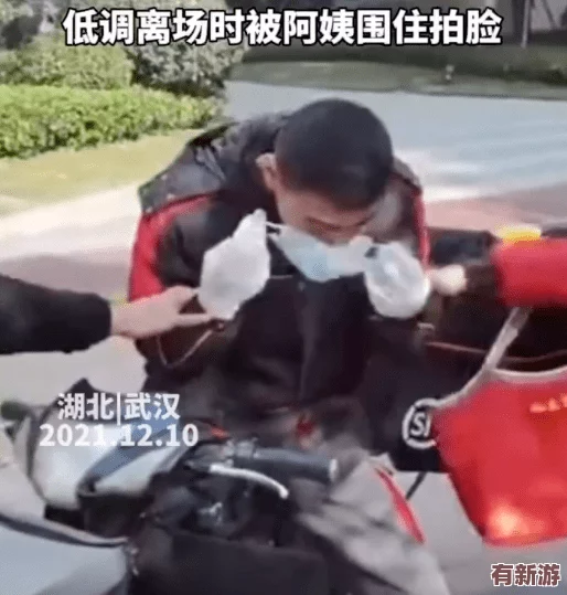 一小孩半夜喂女孩吃押巴