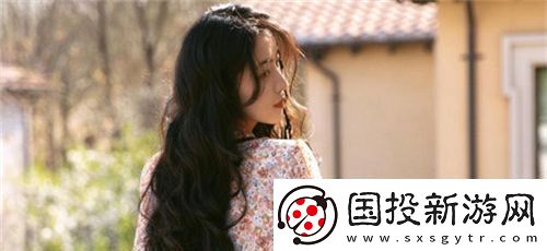 两峰夹小溪地湿又无泥诗