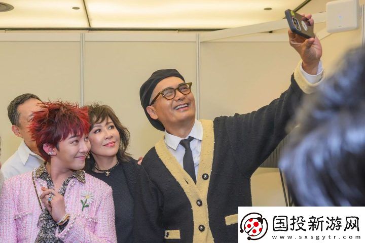权志龙9年后重聚周润发与刘嘉玲同框耀眼亮相