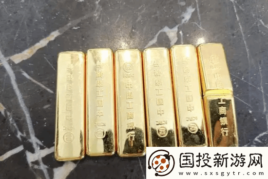 男子赶在金价下跌前出售6根金条