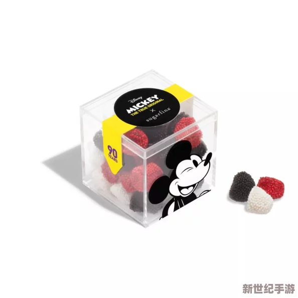 男孩被改造成女性乳胶皮套