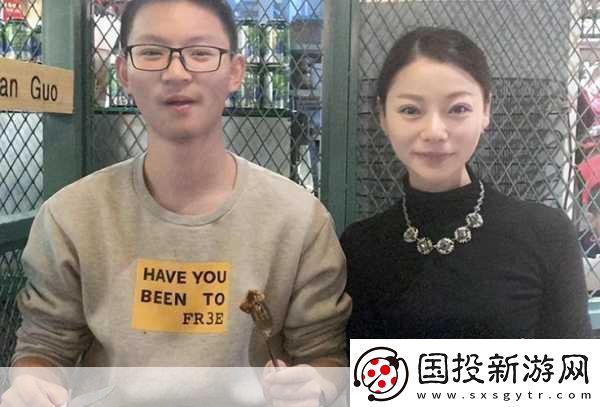两个妈妈陪孩子高考怀孕