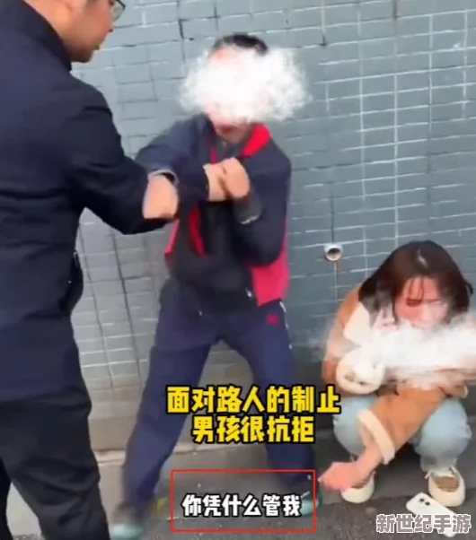 男孩被改造成女性乳胶皮套