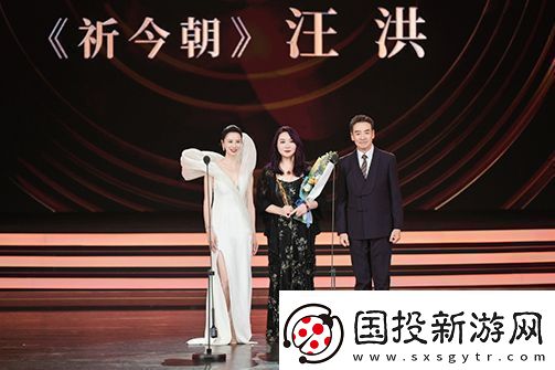演员寇振海为“最佳青年剧集编辑”获奖短片颁奖