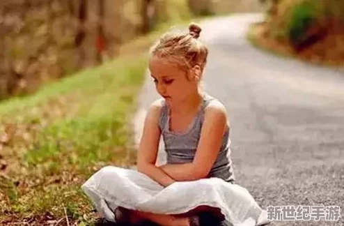 一小孩半夜喂女孩吃