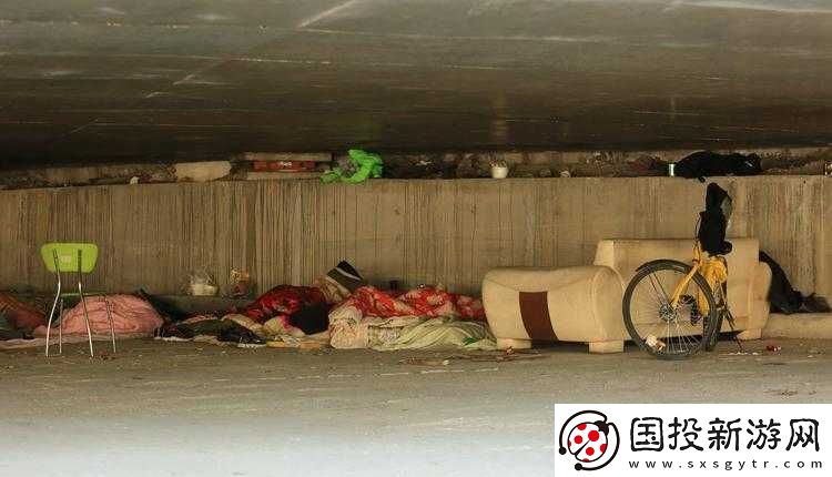 流浪汉把我拉进桥底