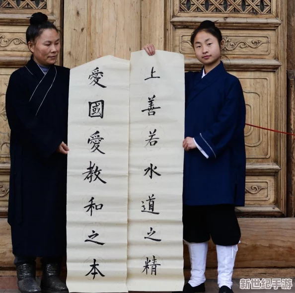 小伙玩的老翁很兴奋