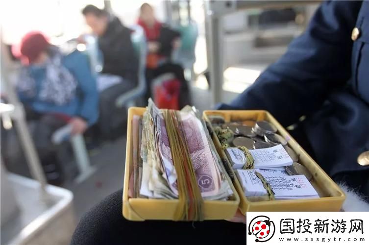 公交车上售票员用B验票墨网民热议的新焦点