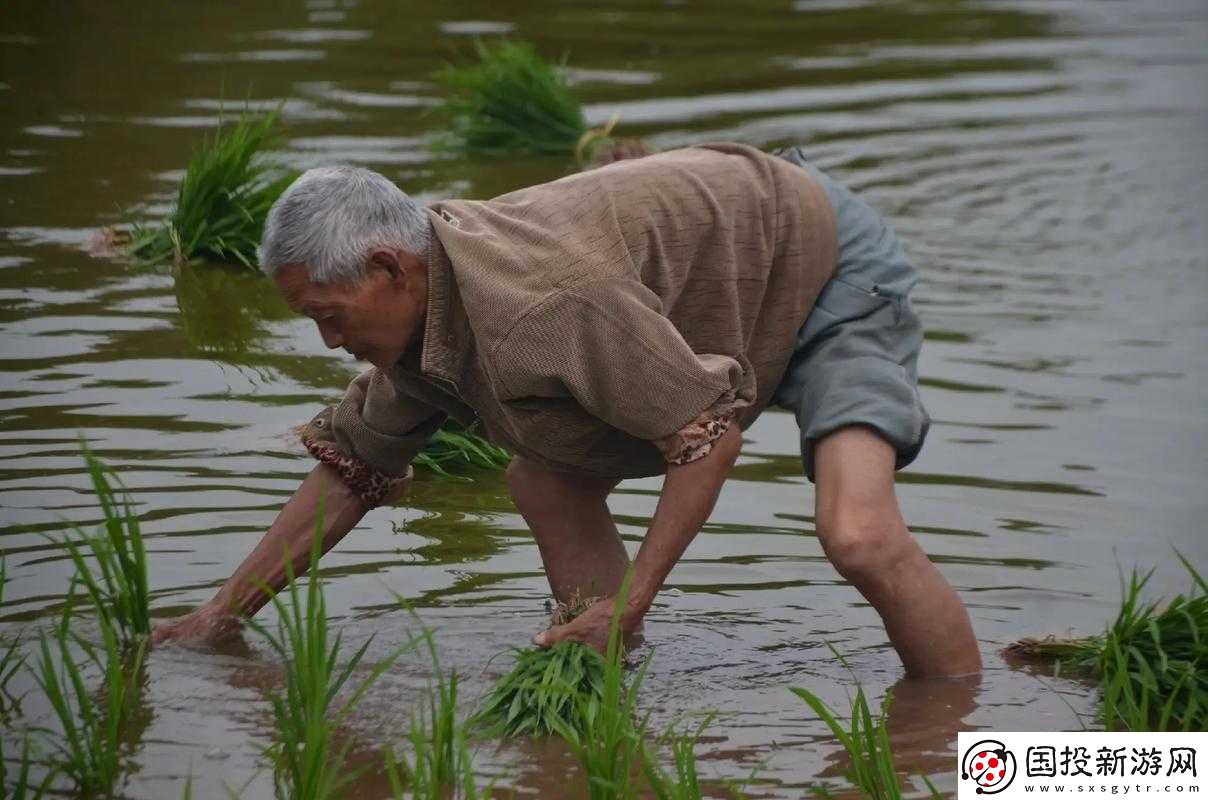 弯着腰弓着身子的样子