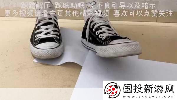 ...帆布鞋裹上纸巾能防止它变黄主要因为纸巾