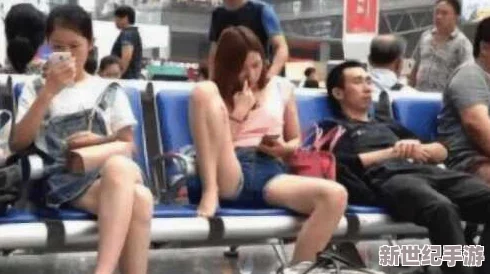 震惊！张开腿使劲桶白丝袜美女竟然在公共场合引发围观