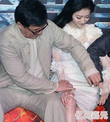 震惊！扒开衣服吃胸摸下面亲吻摸