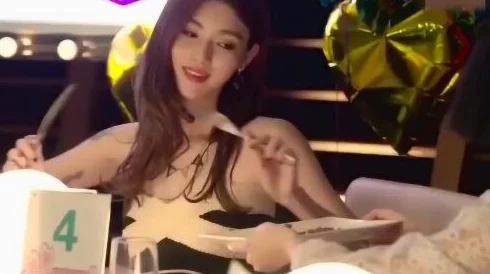 震惊!把美女捆起了摸美女光胸视频