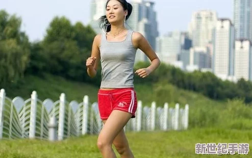 女生迈开腿又疼又叫拔萝卜