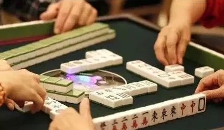 男生在床上不盖被子打扑克