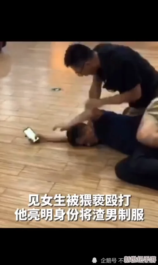 男人一边吃奶一边摸下的视频引发热议