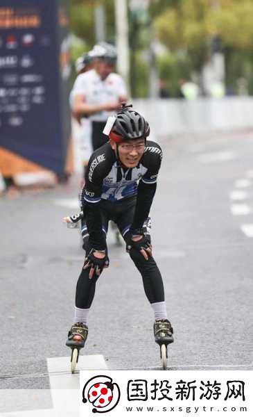 男生女生一起相嗟嗟嗟轮滑鞋