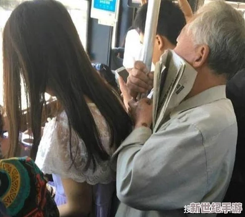 老太脱裤子让老头玩xxxxx