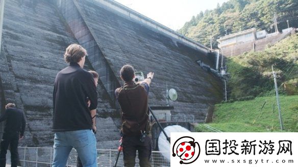 日本佐贺水库大坝惊现哥斯拉壁画！看似天成实际人为
