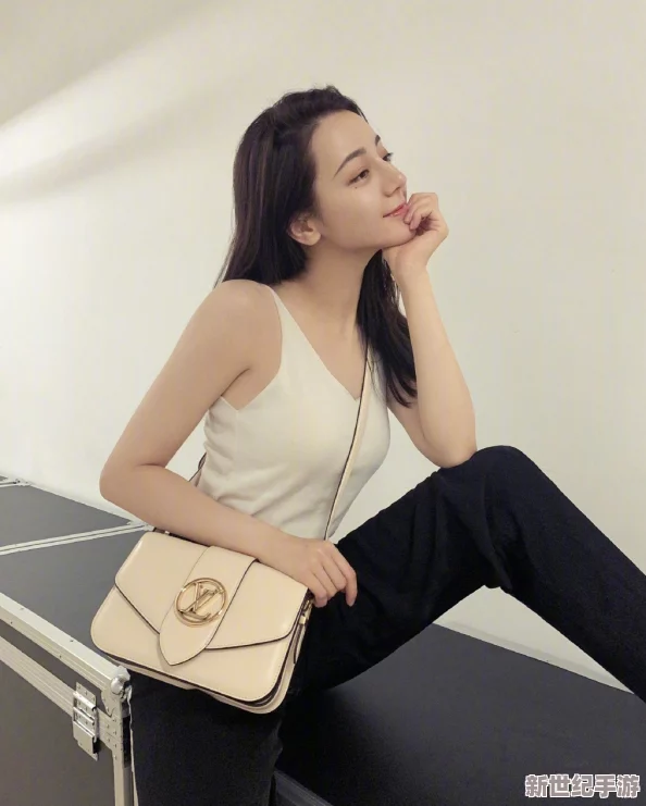 美女扒开胸罩给男生看的视频