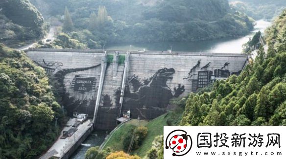 日本佐贺水库大坝惊现哥斯拉壁画！看似天成实际人为