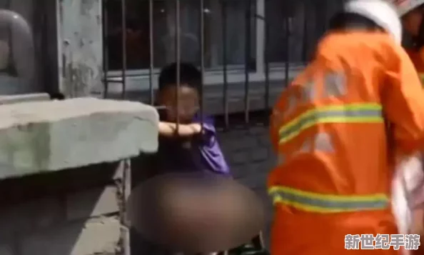 一小孩子喂姐姐吃钢筋黄