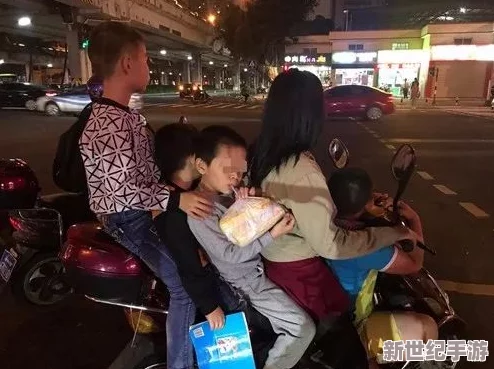 一小孩半夜喂女孩吃坤巴