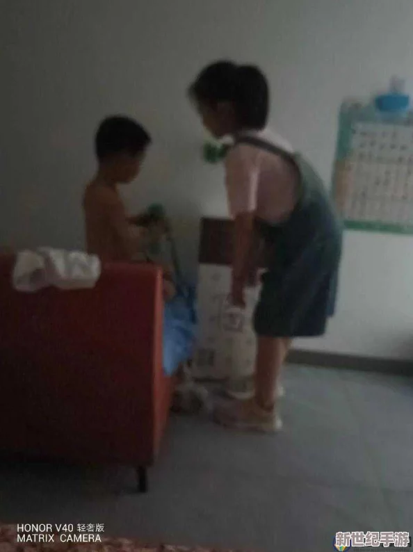 小孩半夜喂姐姐吃钢筋