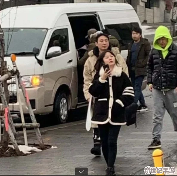 边摸下面边吃胸刺激视频
