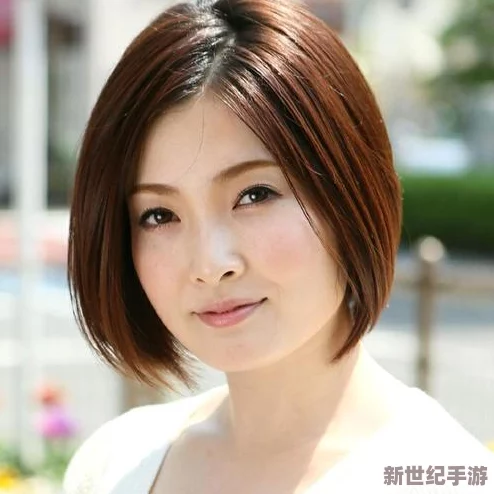 本庄优花惊艳亮相新剧发布会