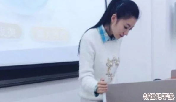 校花被老师当众撅屁股打