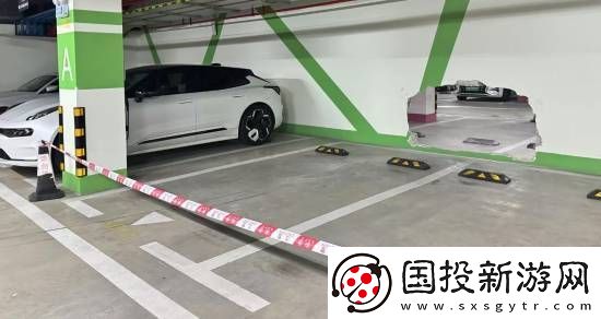 小米SU7撞穿车库墙壁