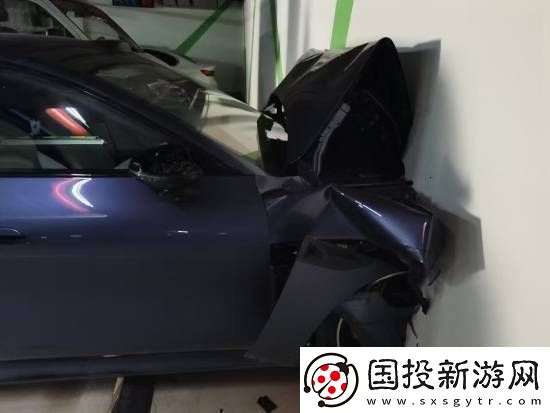 小米SU7撞穿车库墙壁