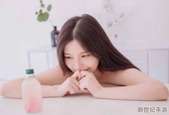 羞涩捧着双乳